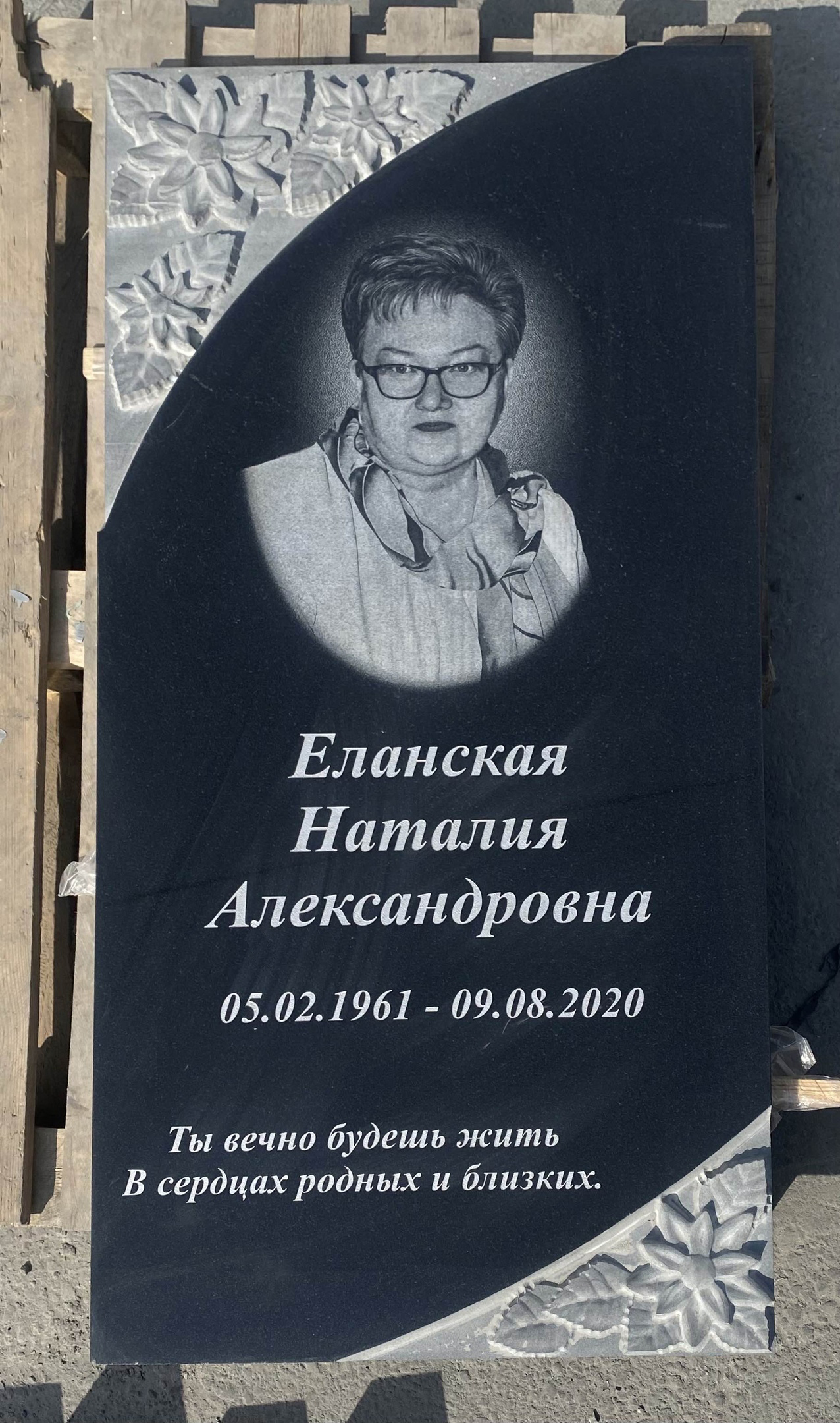 Памятник №207 из черного гранита с цветами — фото 4