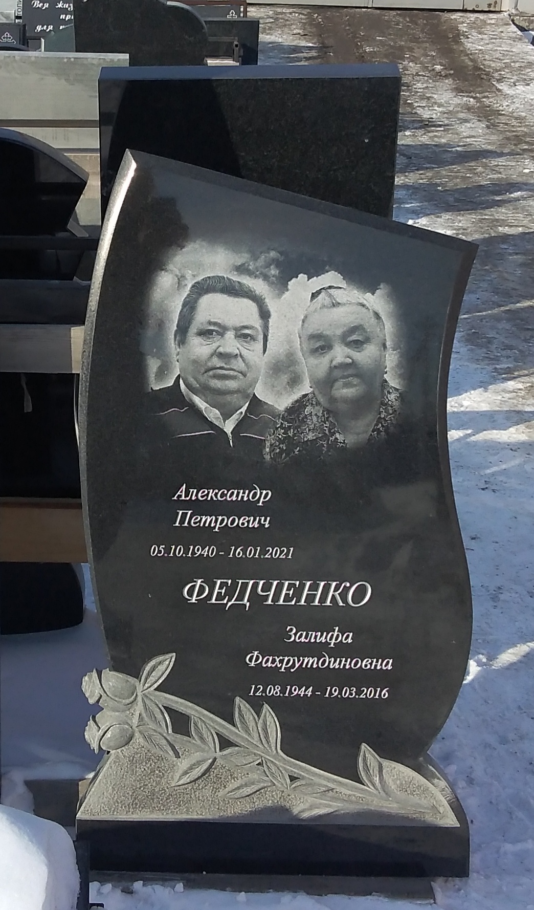 Памятник №101 из черного гранита — фото 2