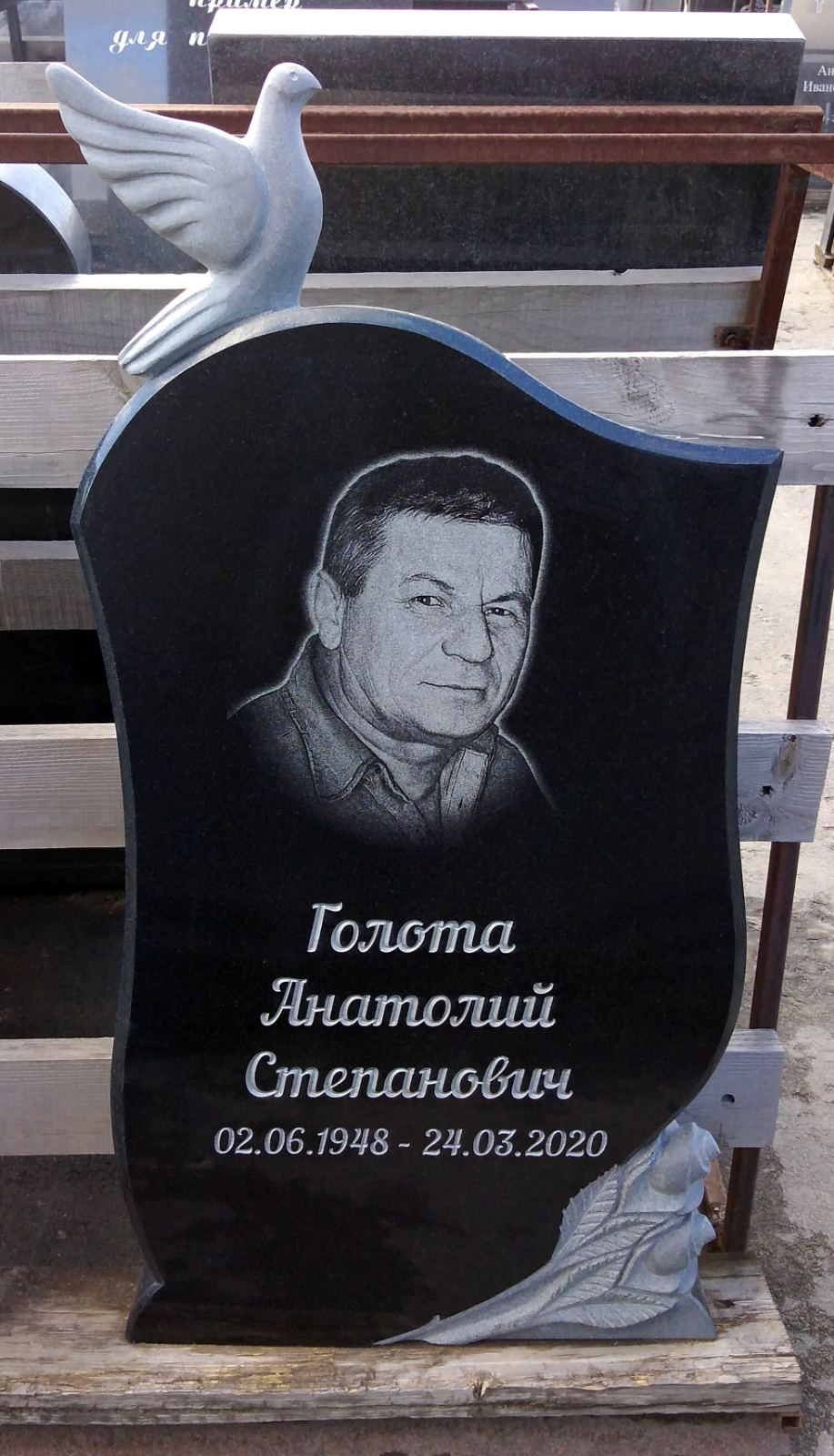 Памятник №222 из черного гранита с голубем — фото 4